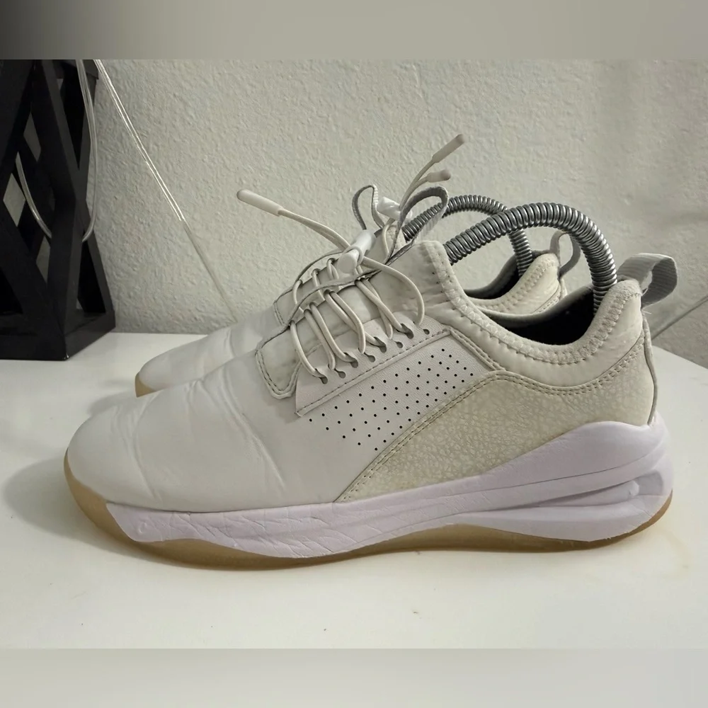 Clove Women size 7.5 White Athletic Shoes